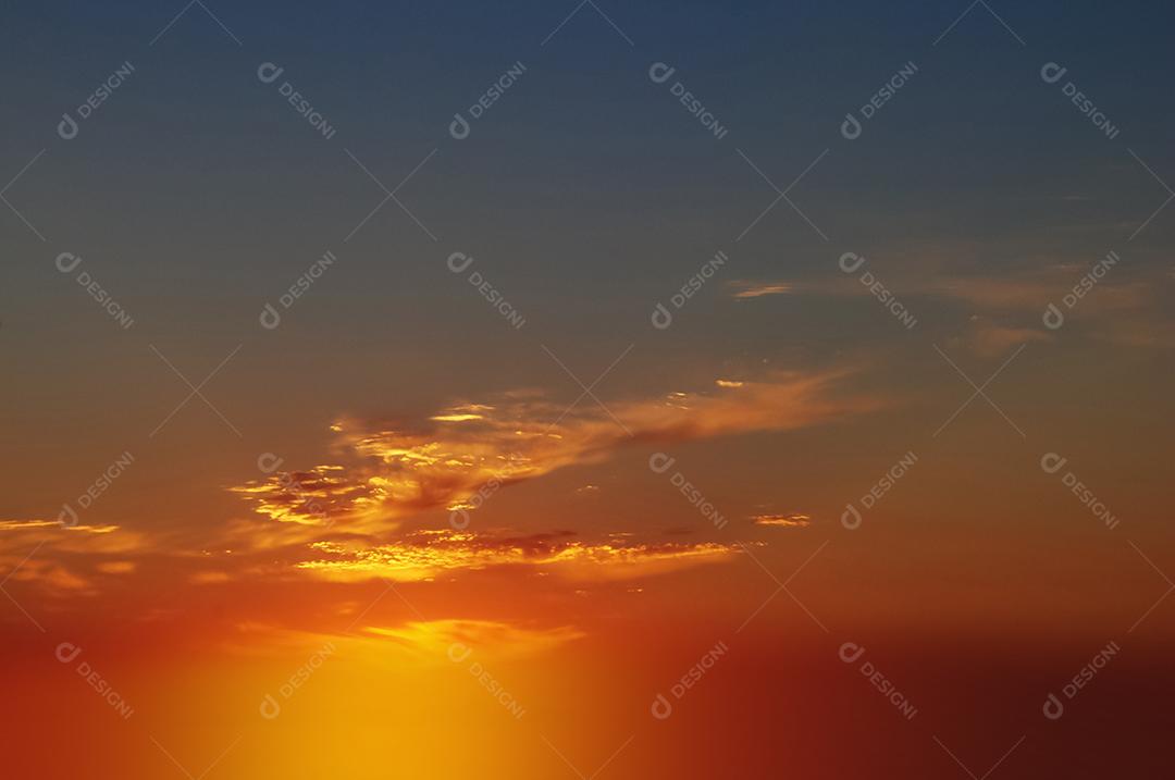 Céu azul lindo colorido ao por do sol com nuvens.