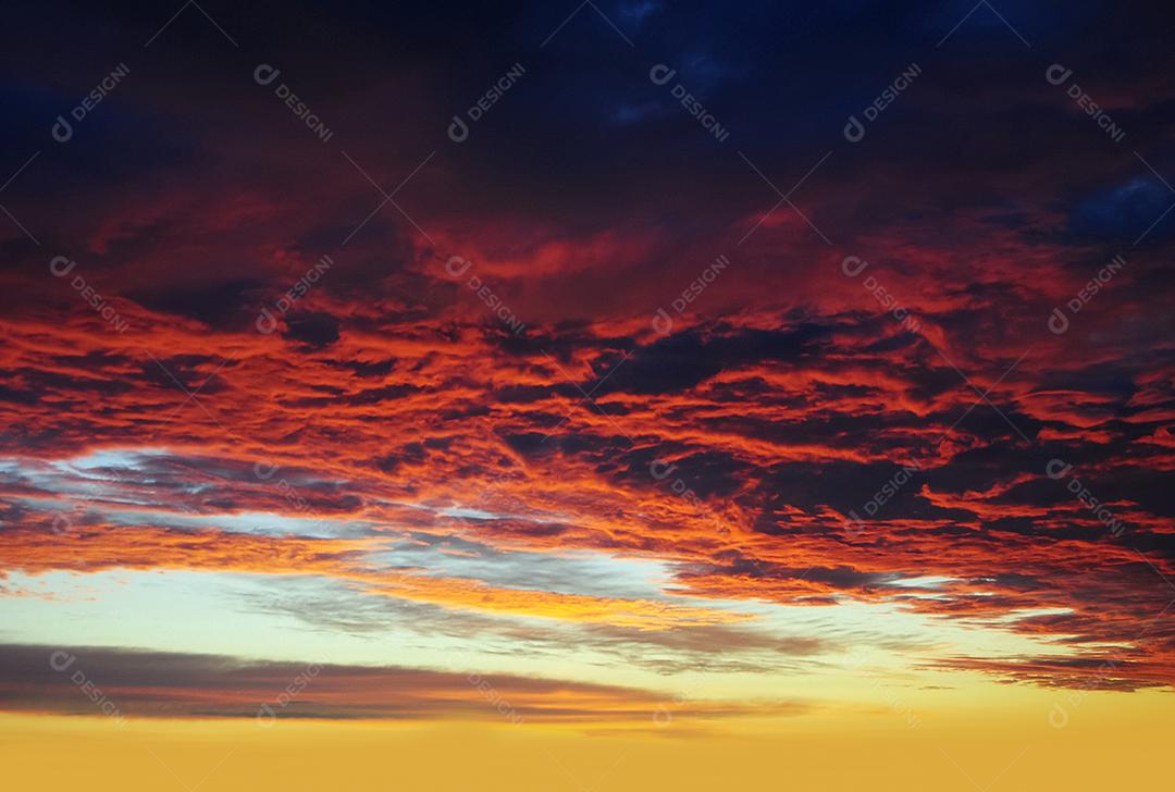 Céu lindo colorido ao por do sol com nuvens.