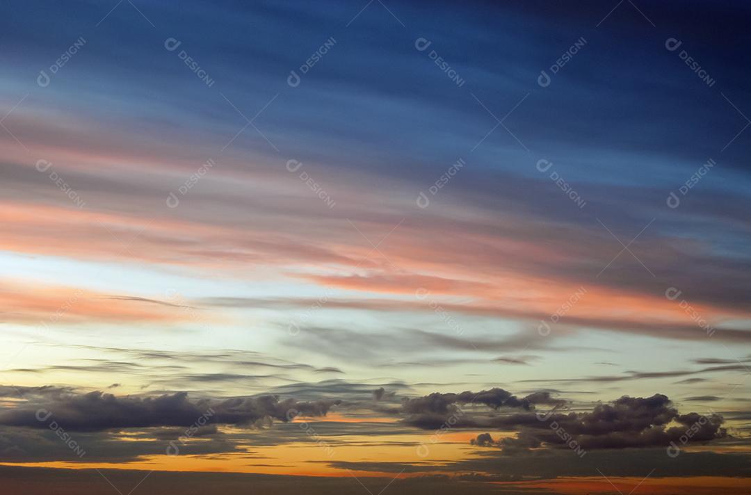 Céu lindo colorido ao por do sol com nuvens.