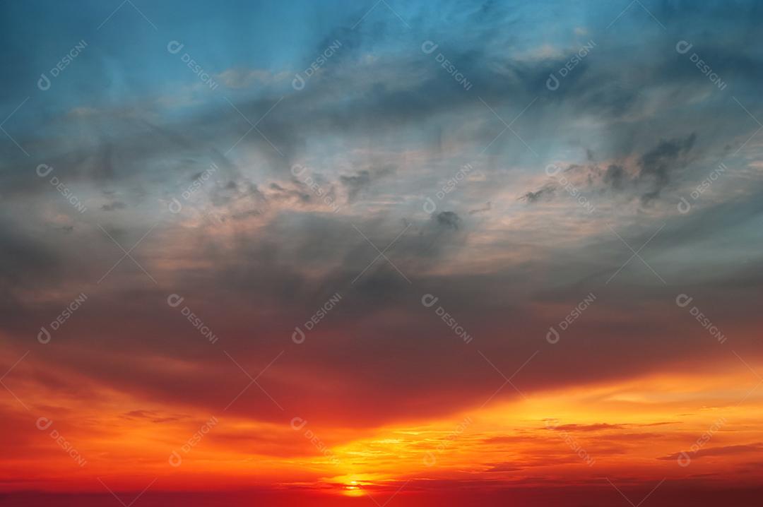 Céu lindo colorido ao por do sol com nuvens.