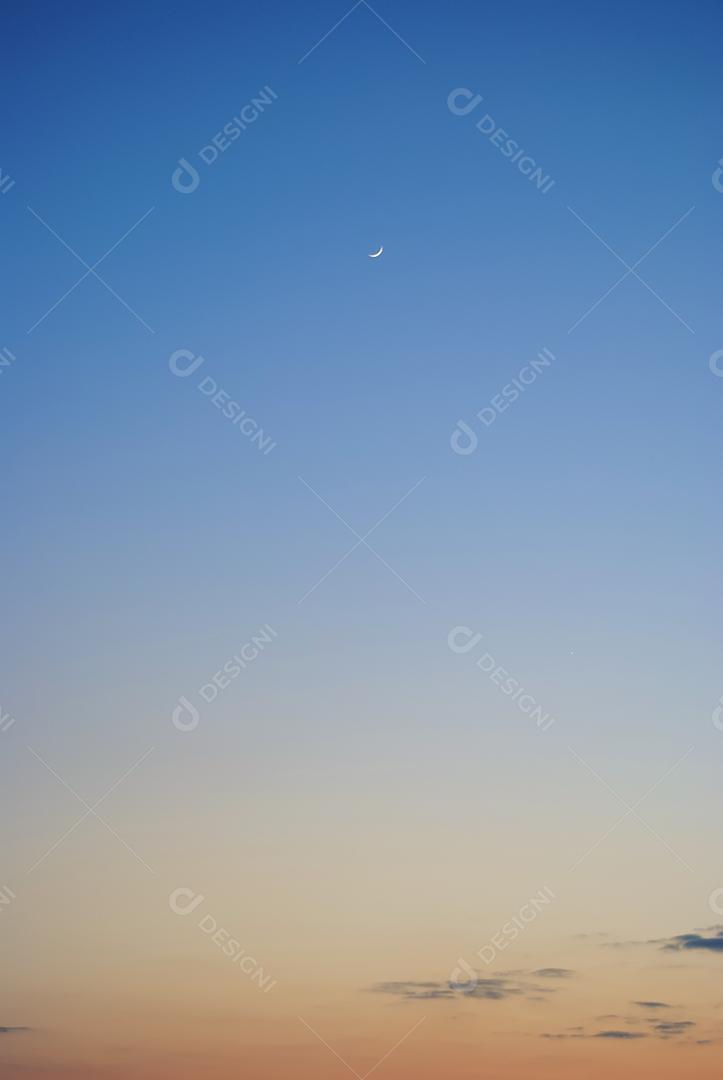 Céu azul lindo colorido ao por do sol com nuvens.