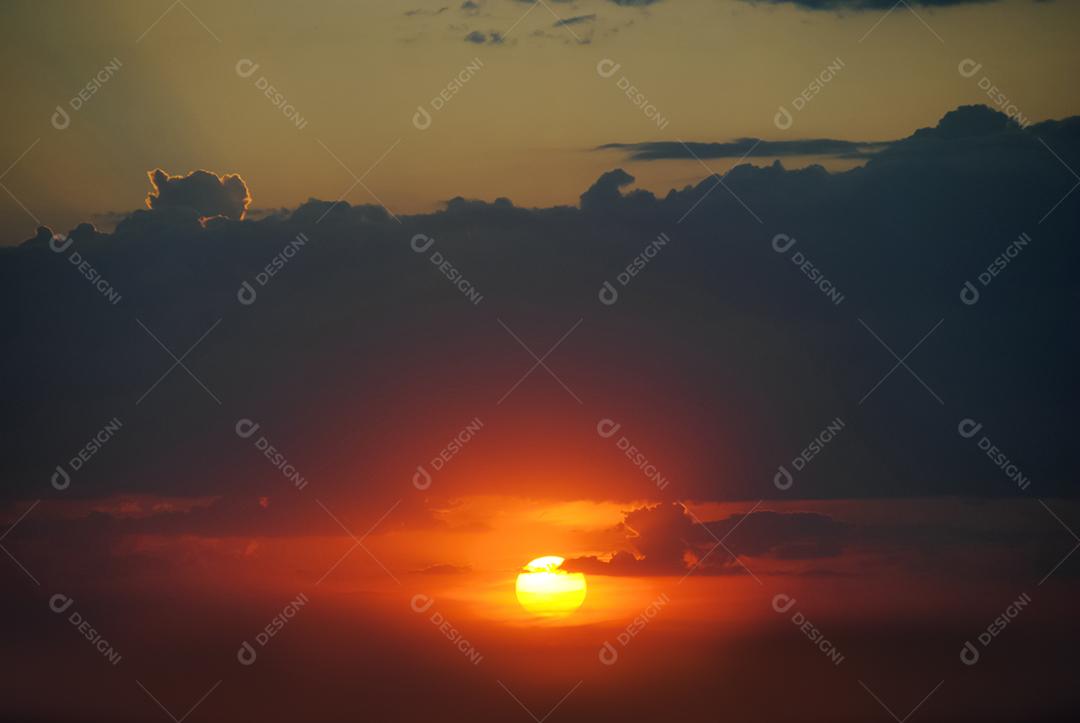 Céu lindo colorido ao por do sol com nuvens.