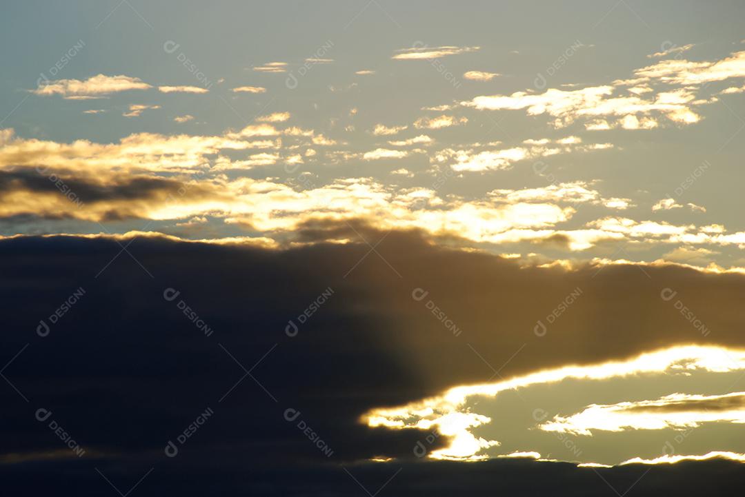 Céu lindo colorido ao por do sol com nuvens.