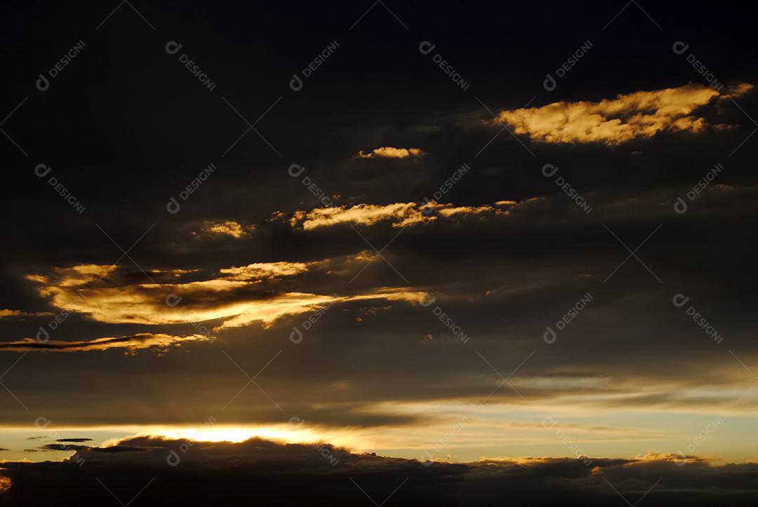 Céu lindo colorido ao por do sol com nuvens.