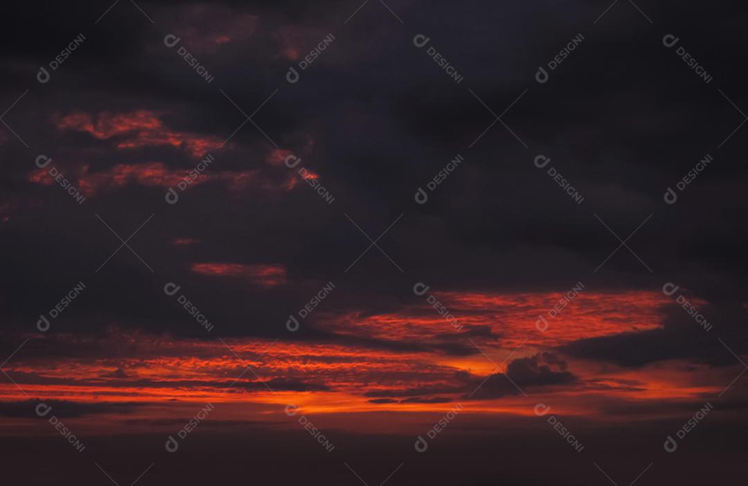 Céu lindo colorido ao por do sol com nuvens.