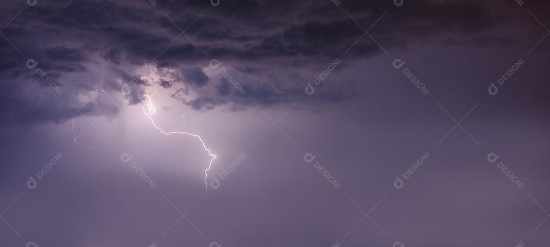 Céu lindo colorido no tempo chuvoso com nuvens.