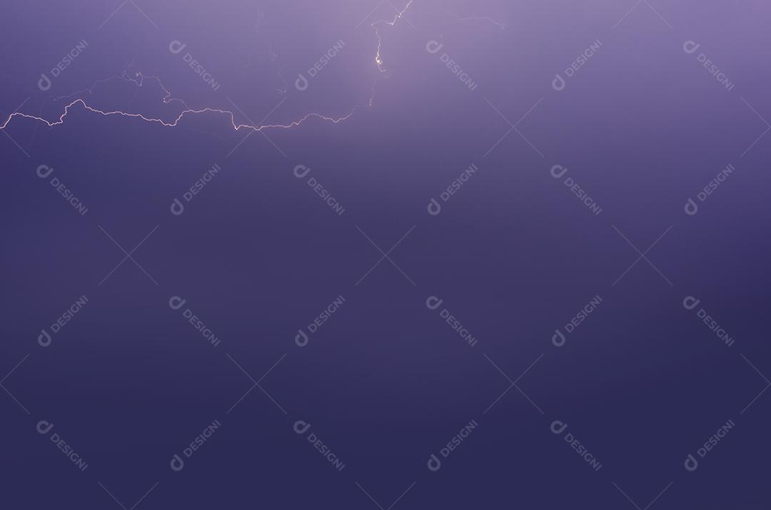 Céu lindo colorido no tempo chuvoso com nuvens.