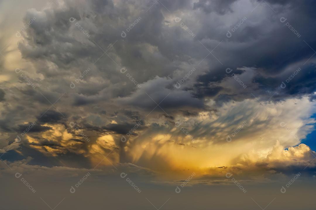 Ceu com nuvens de chuva