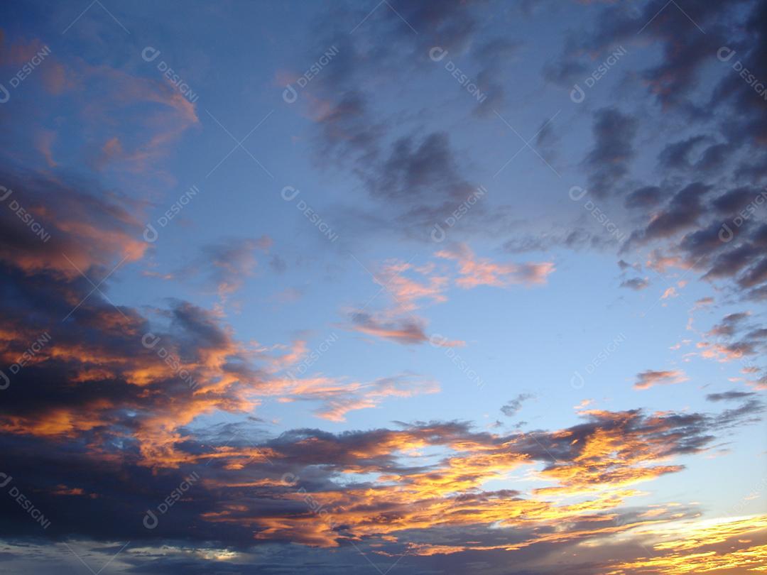 Ceu com nuvens coloridas pelo por do sol