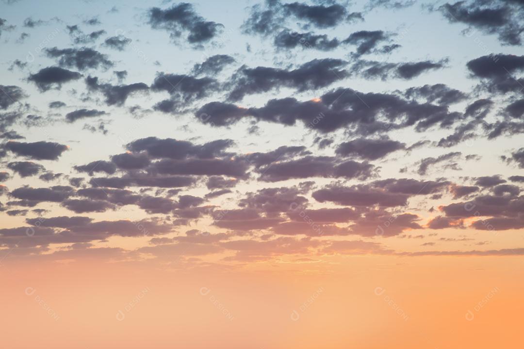 Ceu com nuvens coloridas pelo por do sol
