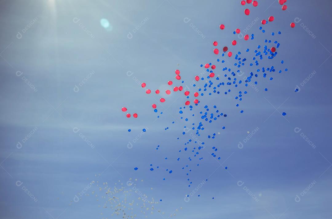 ceu azul sem nuvens com baloes vermelhos e azuis