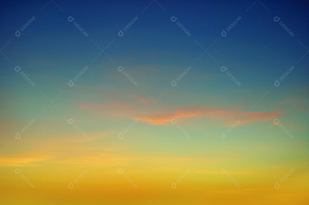 Ceu com nuvens coloridas pelo por do sol