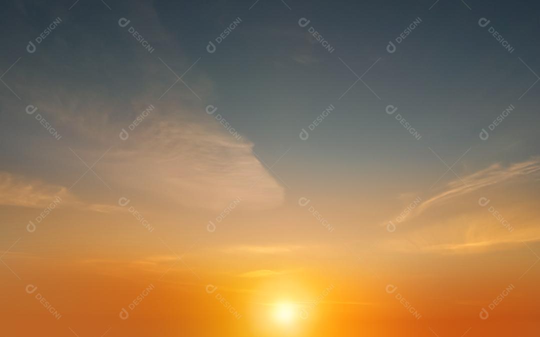 Ceu com nuvens coloridas pelo por do sol