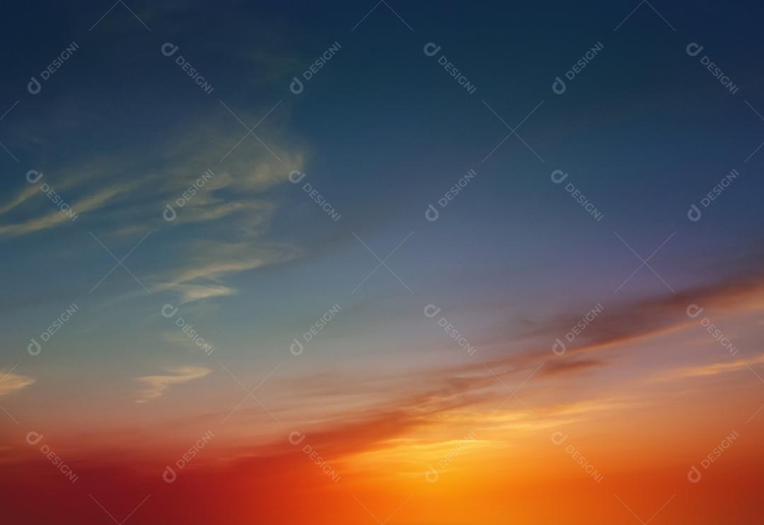 Ceu com nuvens coloridas pelo por do sol