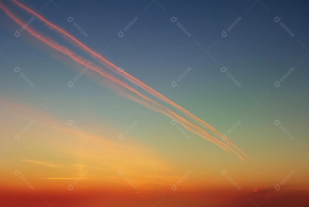 Ceu com nuvens coloridas pelo por do sol