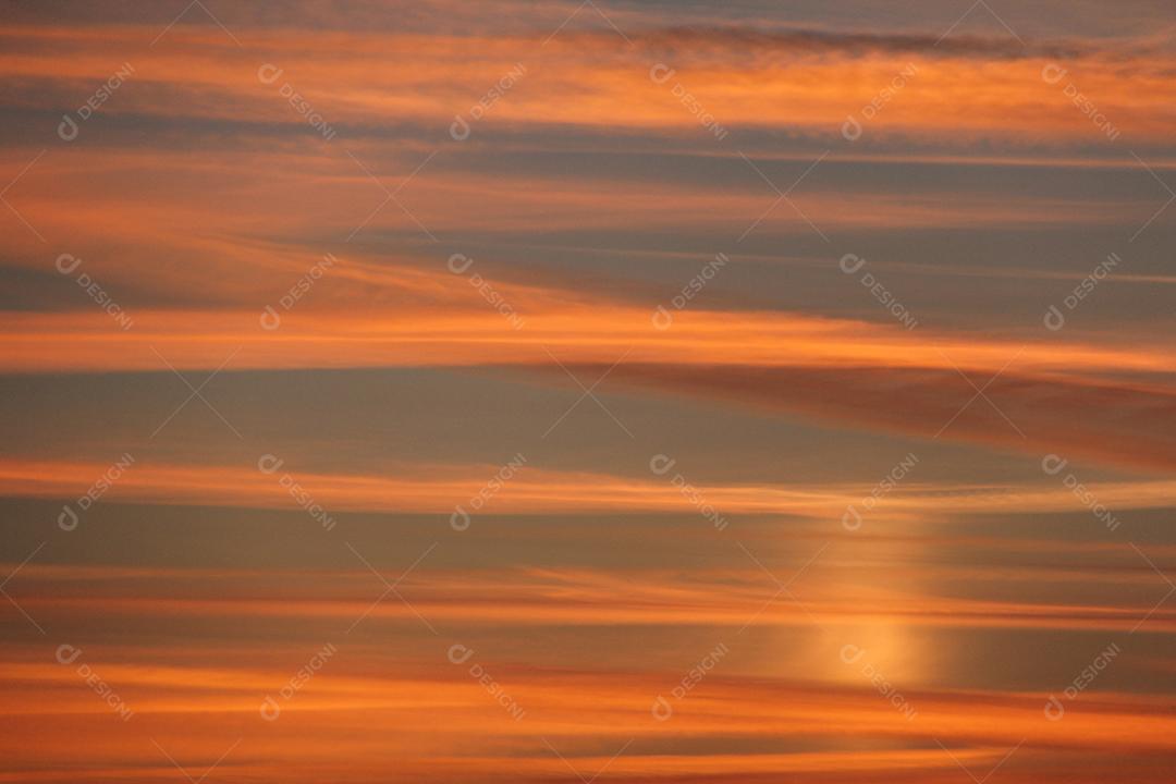 Céu com nuvens claras e por do sol, paisagem.