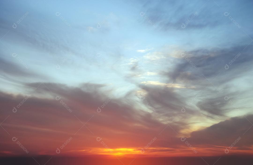 paisagem do céu azulado com nuvens ao por do sol