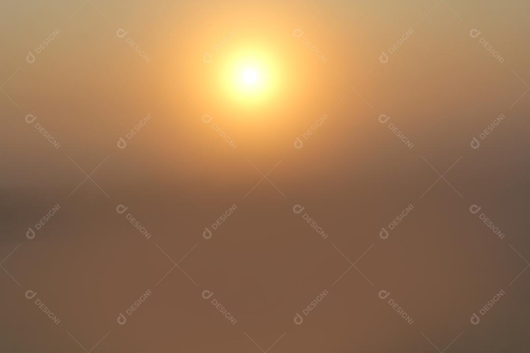 Sol brilhando no céu mormaçado. Paisagem