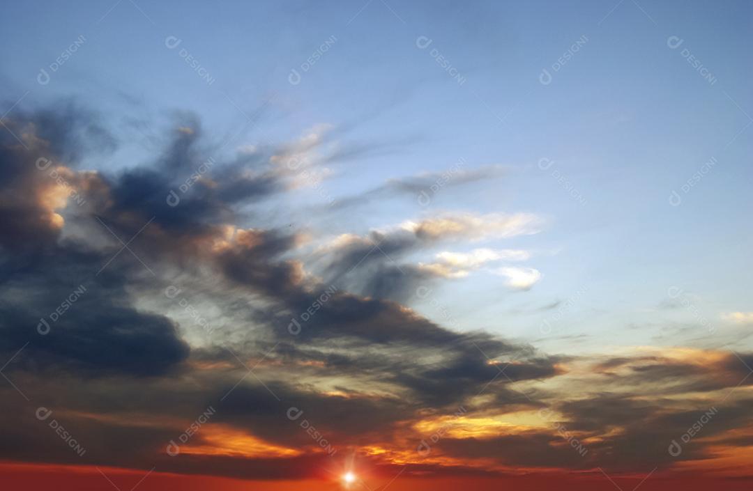 Céu lindo azul com nuvens ao por do sol. Paisagem
