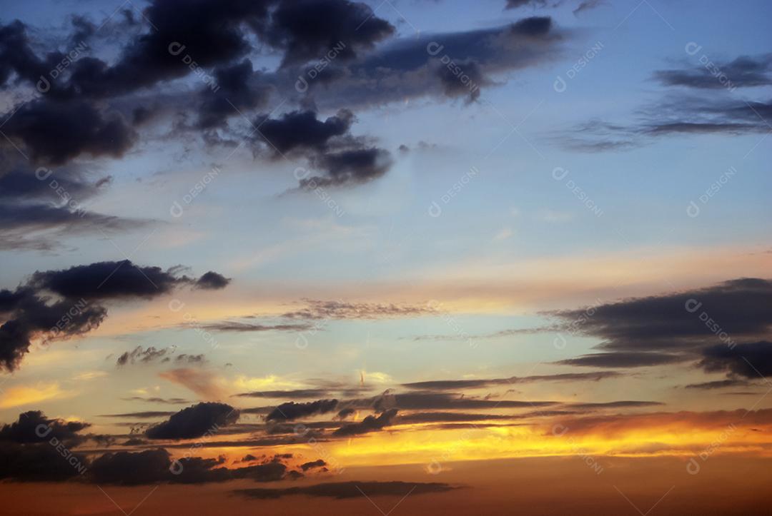 Céu lindo azul com nuvens ao por do sol. Paisagem