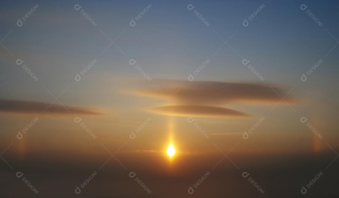 Céu lindo azul com nuvens ao por do sol. Paisagem