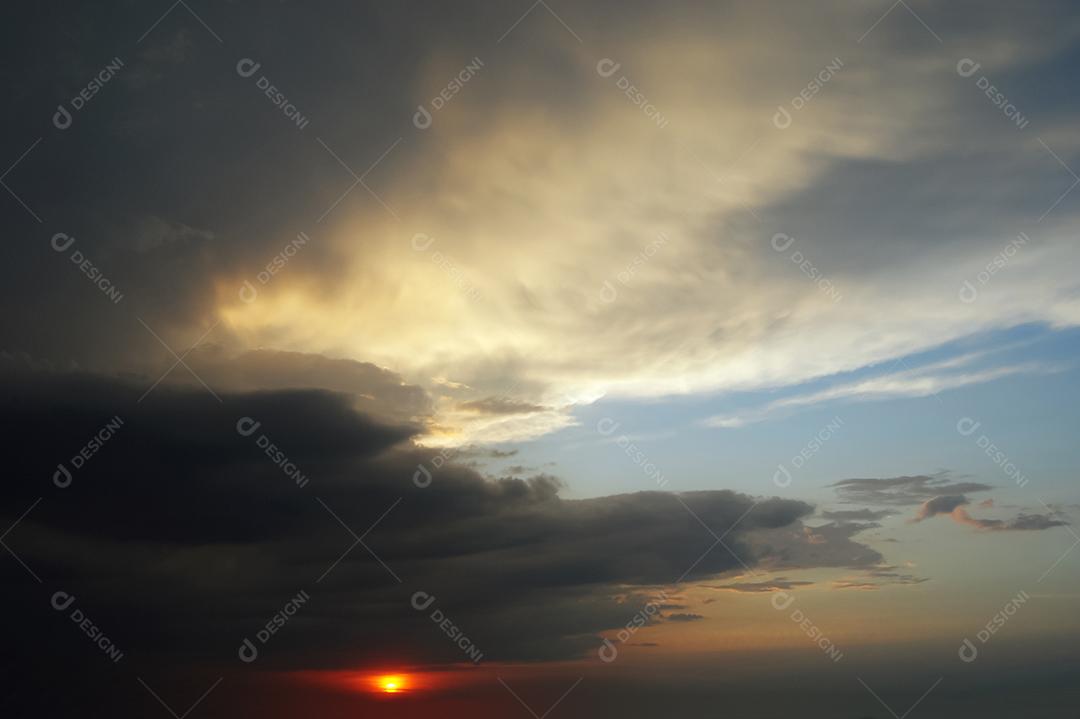 Céu lindo azul com nuvens ao por do sol. Paisagem