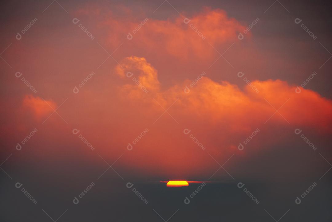 Céu rosado com nuvens rajadas ao anoitecer. Paisagem.