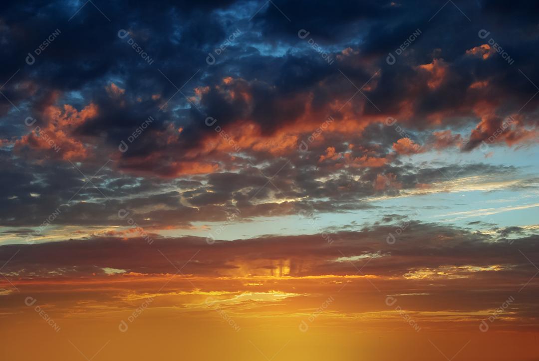 Céu lindo azul com nuvens ao por do sol. Paisagem