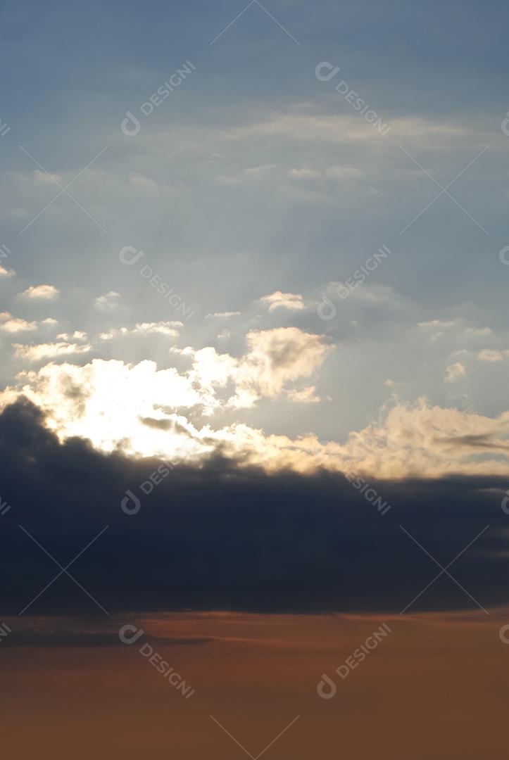 Céu lindo azul com nuvens ao por do sol. Paisagem