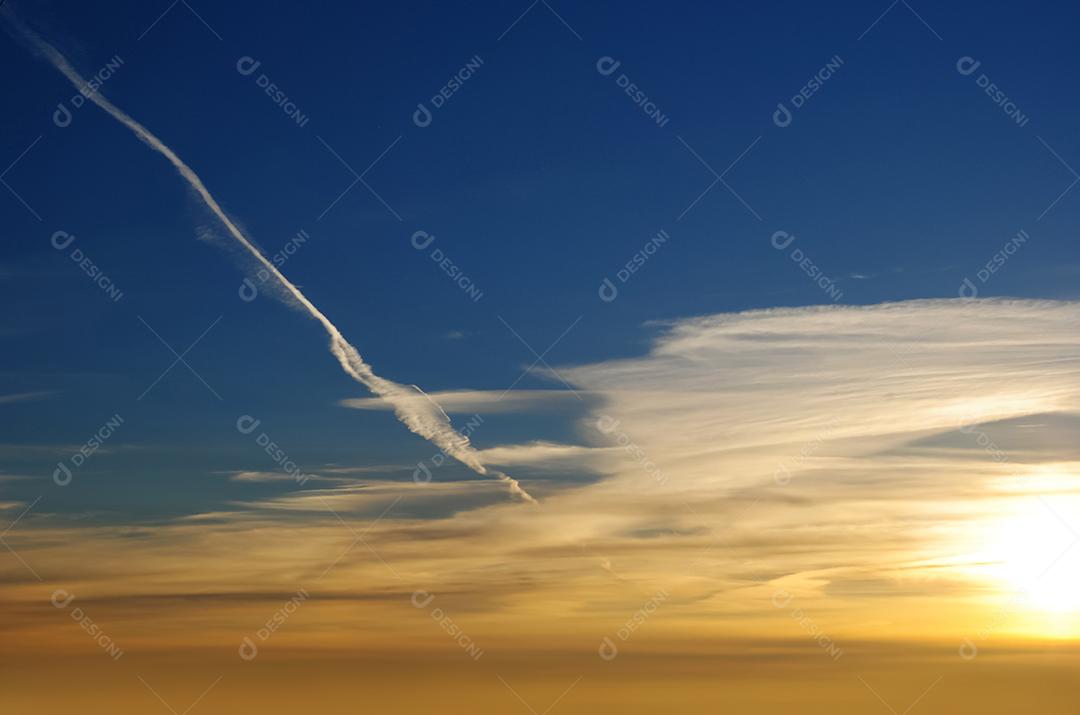 Céu lindo azul com nuvens ao por do sol. Paisagem