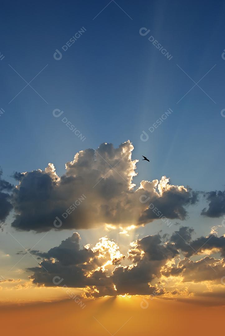 Céu lindo azul com nuvens ao por do sol. Paisagem
