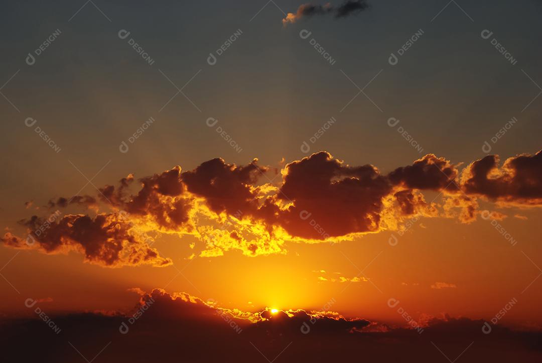 Céu lindo azul com nuvens ao por do sol. Paisagem