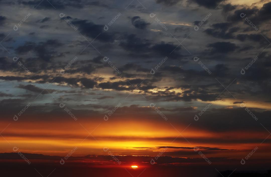 Céu lindo azul com nuvens ao por do sol. Paisagem