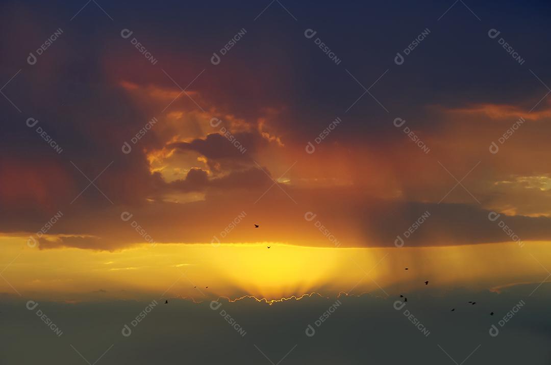 Céu lindo azul com nuvens ao por do sol. Paisagem