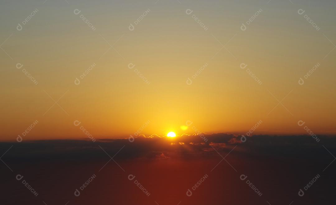 Céu lindo azul com nuvens ao por do sol. Paisagem