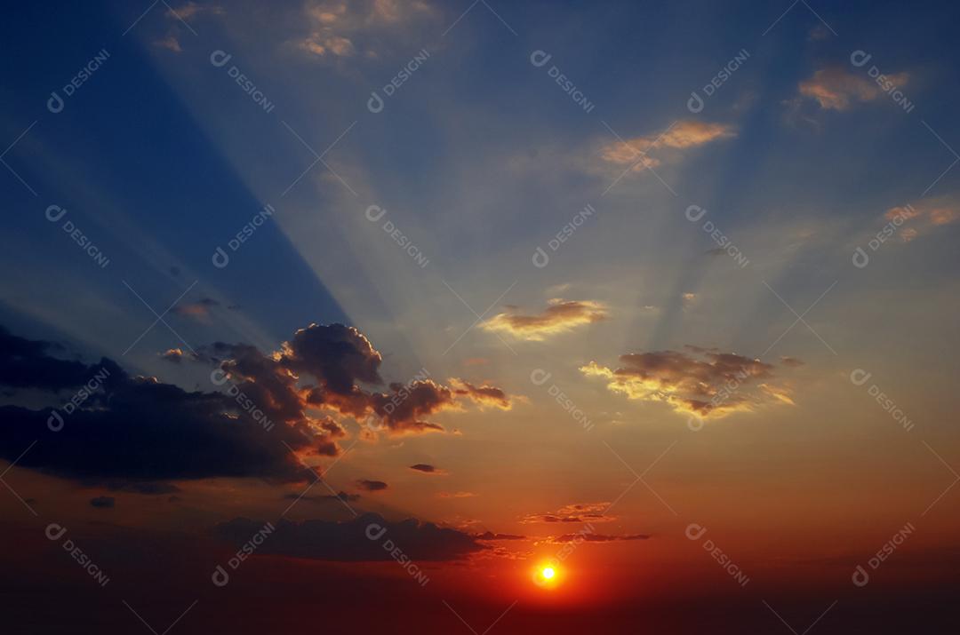 Céu lindo azul com nuvens ao por do sol. Paisagem