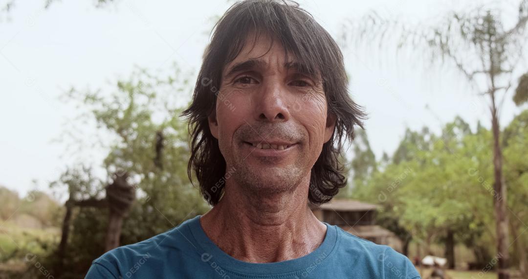 Homem latino de ascendência indígena em sua fazenda. agricultor brasileiro