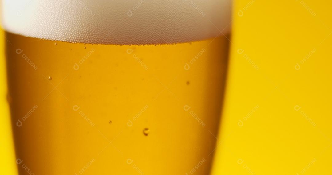 Cold Light Beer em um copo com gotas de água. Cerveja artesanal de perto.