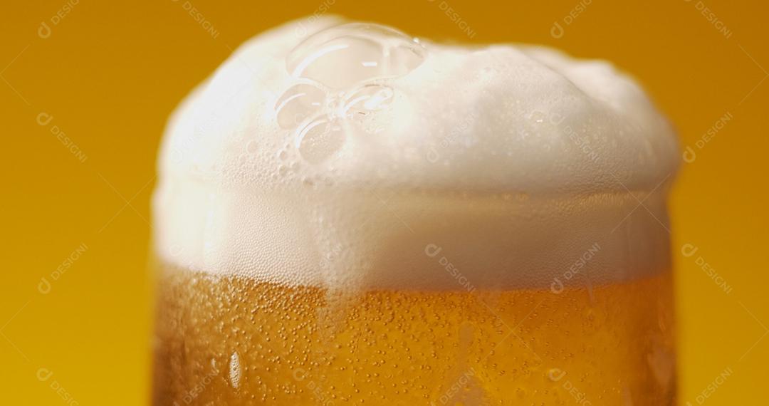 Cold Light Beer em um copo com gotas de água. Cerveja artesanal de perto.