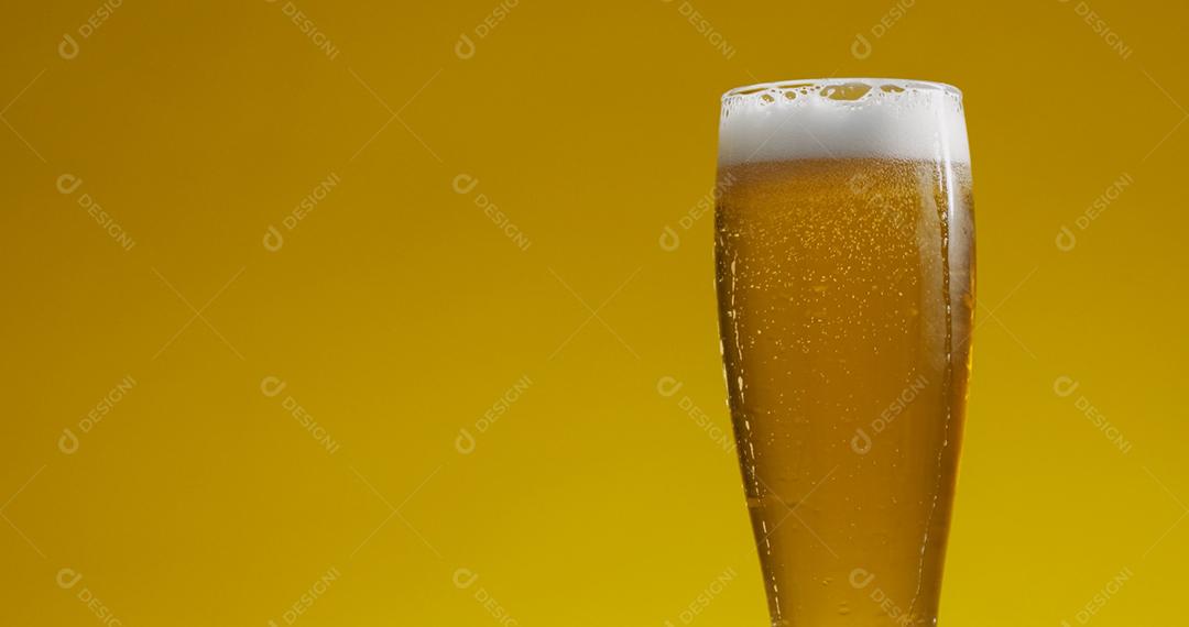 Cold Light Beer em um copo com gotas de água. Cerveja artesanal de perto.