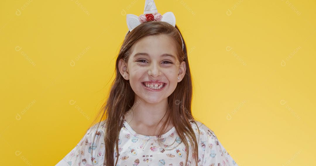 Criança feliz sorrindo em fundo amarelo