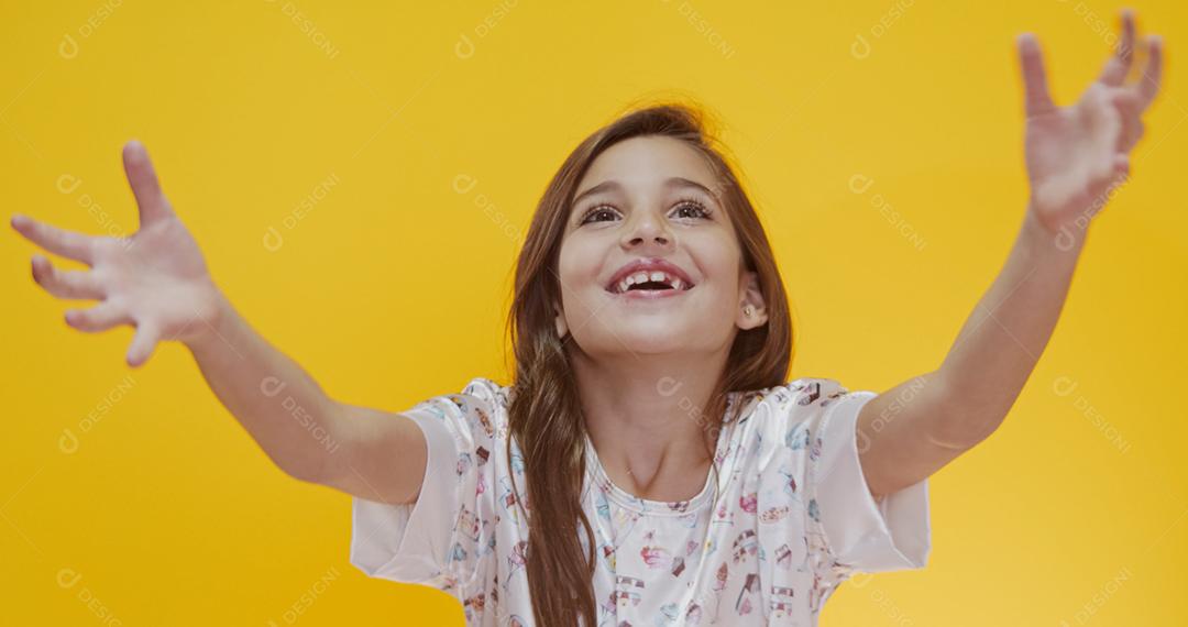 Criança feliz sorrindo em fundo amarelo
