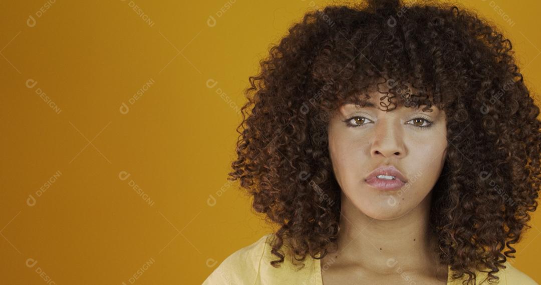 Linda modelo morena sorrindo para a câmera. Dentes bonitos. Cabelo encaracolado. jovem brasileira.