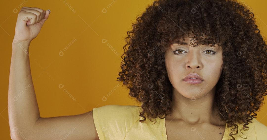 Nós podemos fazer isso. O punho feminino do poder feminino. Mulher vítima de racismo. Abuso no trabalho