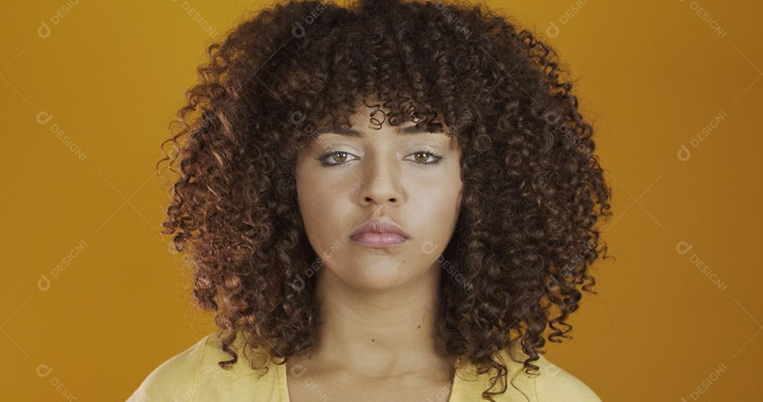 Linda modelo morena sorrindo para a câmera. Dentes bonitos. Cabelo encaracolado. jovem brasileira.