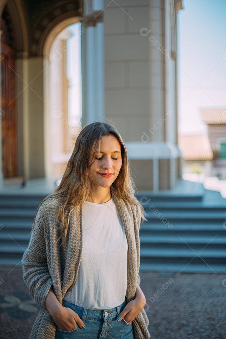 Retrato ao ar livre de jovem elegante elegante jovem Latina andando na rua do Brasil