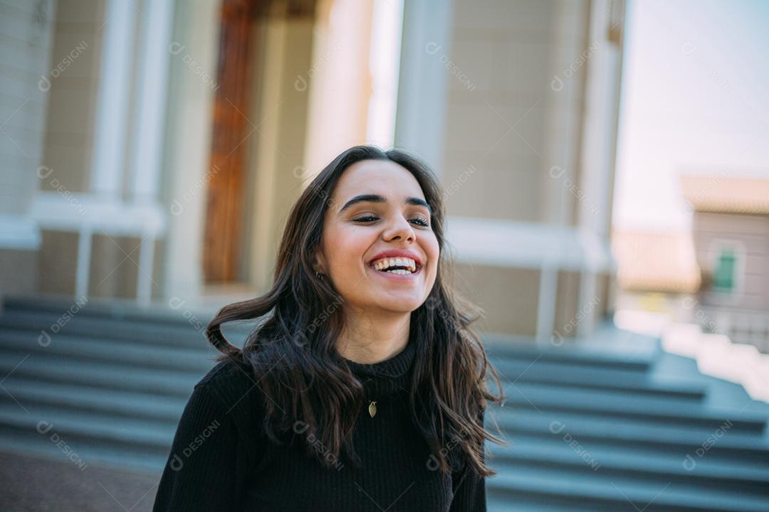 Retrato ao ar livre de jovem elegante elegante jovem Latina andando na rua do Brasil