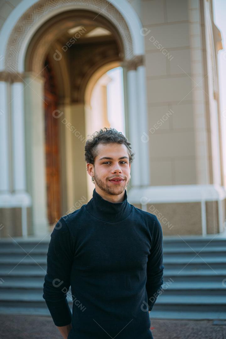 Retrato ao ar livre de jovem elegante elegante jovem latino andando na rua do Brasil