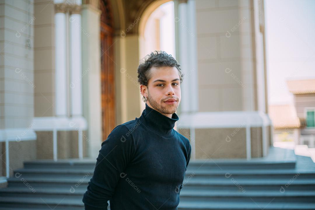 Retrato ao ar livre de jovem elegante elegante jovem latino andando na rua do Brasil