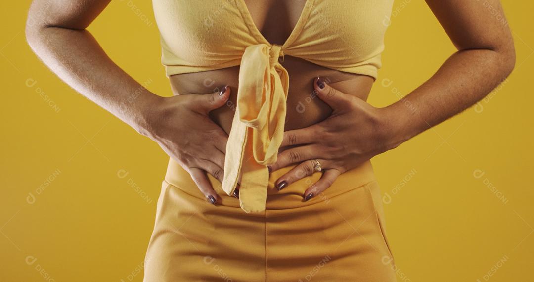 Mulher sofrendo de dor de estômago e reclamando. Cólicas menstruais. A jovem mulher bonita está com dor de estômago